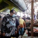 Wakil Bupati Rembang, M.Hanies Cholil Barro’ berdialog dengan pedagang ayam potong.