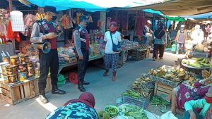 Polisi berseragam berada di Pasar Rembang. (Foto atas) Area parkir Pasar Rembang penuh, bahkan sampai meluber ke pinggir jalan, Selasa (26/04).