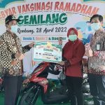 Bupati Rembang, Abdul Hafidz menyerahkan hadiah utama 1 unit sepeda motor Honda Beat secara simbolis, Kamis (28/04).