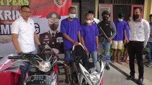Dua tersangka pelaku Curanmor, ditunjukkan kepada awak media di Mapolres Rembang, Senin (09/05).