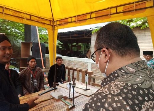 Keris Bisa Berdiri, Wakil Bupati Rembang Mencobanya Saat Pameran Tosan Aji