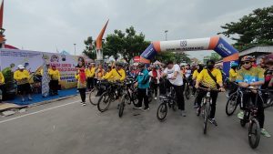 Kapolres Rembang, AKBP Dandy Ario Yustiawan mengibarkan bendera start sepeda santai, Minggu pagi. 4 unit sepeda motor menjadi hadiah utama.