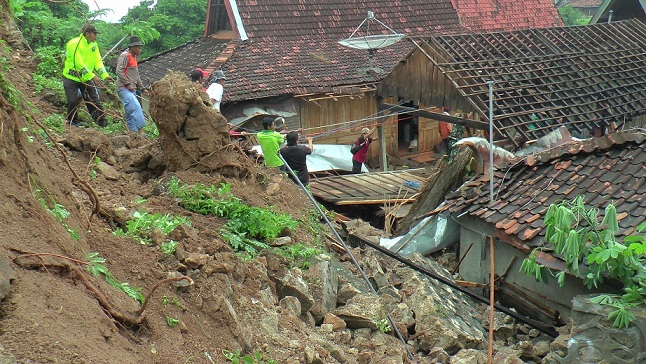Bupati : “Atap Rumah Dengan Jalan Raya Imbang, Secara Geografis Kurang Diuntungkan…”