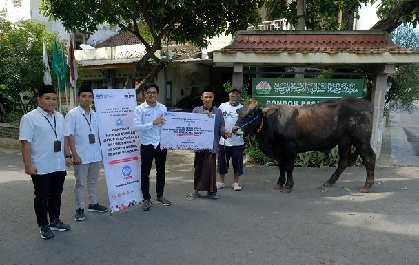 Semarakkan Idul Adha, PT Semen Gresik Salurkan 7 Sapi Dan 18 Kambing