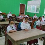 Deretan bangku paling depan tampak sudah terisi oleh para siswa di SD N Kedungrejo, Rembang di awal tahun ajaran baru, Senin (11/07).