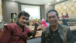 Agus Sutomo (baju merah) dan Zuber Utsman, mantan Ketua Panwaslu Kabupaten Rembang periode pertama dan kedua, hadir dalam peluncuran buku Bawaslu Rembang, Kamis (11/08).