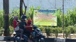 Pengguna jalan melintas di Jl. Pemuda Rembang. Nampak terpasang banner peringatan, terkait jalur hijau.