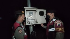 Polisi mengecek box KWH meter yang dibobol pencuri di Desa Kemadu Kecamatan Sulang. (Foto atas) komponen di dalam box KWH meter yang sering digasak pelaku pencuri.