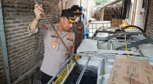Kapolres Rembang, AKBP Dandy Ario Yustiawan mengecek barang bukti bak-bak penampungan solar. (Foto atas) Tersangka pelaku NE, yang bertugas membeli solar dari SPBU dikawal polisi.