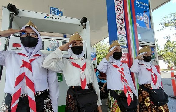 Tampil Beda, Kostum Petugas Operator SPBU Langsung Menyedot Perhatian
