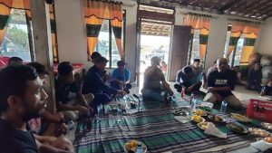 Suasana rumah Dwi Ani di Desa Ngulaan Kecamatan Bulu. (Foto atas) Dwi Ani mengalungkan gelar sabuk juara yang ia raih, kepada ibundanya, Rabu sore (14/09).