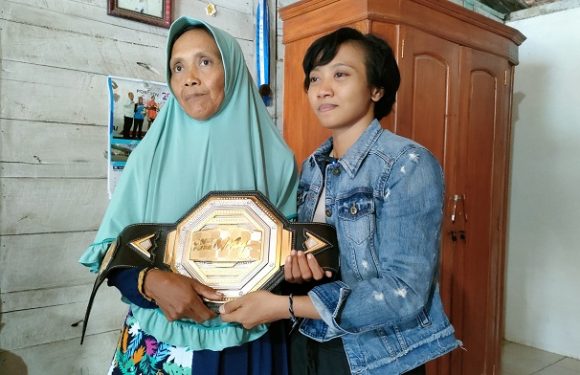 Sampai Rumah, Dwi Ani Langsung Kalungkan Sabuk Juara Kepada Ibunya!! “Saat Dwi Bertanding, Saya Tidak Mau Nonton TV…”