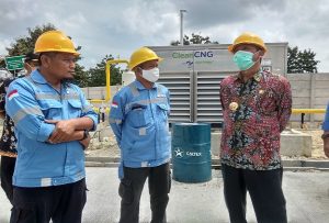 Bupati Rembang, Abdul Hafidz (baju batik) saat berbincang dengan pegawai stasiun pengisian gas di Dusun Padas Desa Jatihadi Kecamatan Sumber, beberapa waktu lalu.
