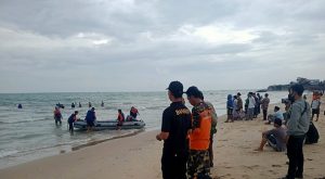 Situasi pencarian korban tenggelam di pinggir pantai Desa Kalipang Kecamatan Sarang, Jum’at (30/09).