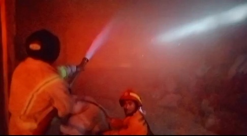 Pabrik Terbakar, Satu Jam Lebih Petugas Padamkan Kobaran Api