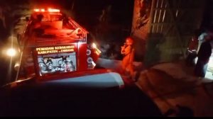 Petugas Damkar Pemkab Rembang berada di TKP kebakaran pabrik pakan ternak di Dusun Matalan Desa Purworejo, Sabtu malam.
