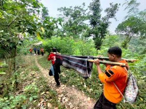 Tim penolong mengevakuasi korban dari puncak Argopuro, Minggu (09/10).