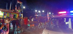 Nelayan yang meninggal dunia, jenazahnya tiba di Pelabuhan Tasikagung, Rembang, Selasa malam (25/10). Petugas bersiap mengevakuasi ke rumah duka.