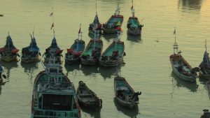 Perahu nelayan pencari rajungan ditambatkan di pesisir pantai utara Rembang, Kamis (13/10).