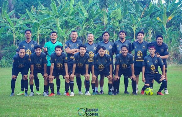 Polisi, Wartawan Dan Masyarakat Berbaur Di Lapangan, Menjadi Laga Penuh Warna
