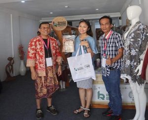 Pengunjung datang ke salah satu stand UMKM Rembang di arena G20 Bali. (Foto atas) Hawien Wilopo, pemilik usaha batik Gunung Kendil.