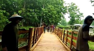 Jembatan darurat di Desa Bancang Kecamatan Sale.