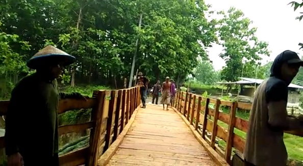 Mobil Harus Memutar Ke Wilayah Jatim, Warga Menantikan Jembatan Permanen