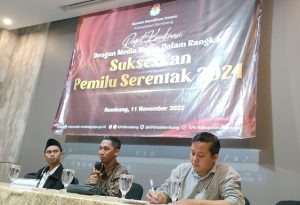 Komisioner KPU Kabupaten Rembang menyampaikan perkembangan tahapan Pemilu serentak, hari Jum’at (11/11).