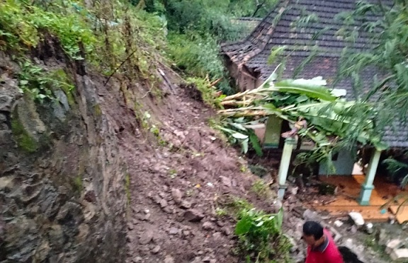 Tanah Longsor Dan Banjir Mengepung, BPBD Rembang Siaga