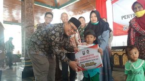 Wakil Bupati Rembang, M. Hanies Cholil Barro’ secara simbolis menyerahkan santunan kepada anak yatim, hari Selasa (27/12).