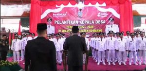 Bupati Rembang, Abdul Hafidz melantik 42 Kepala Desa, Jum’at (16/12).
