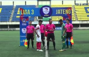 Dua wasit dari Kabupaten Rembang, memimpin babak final Liga 3 Jawa Tengah, Jum’at sore (30/12).