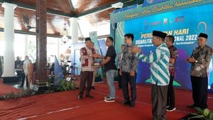 Bupati Rembang, Abdul Hafidz, menyerahkan penghargaan kepada perwakilan perusahaan yang telah mempekerjakan penyandang disabilitas, Sabtu (03/12).