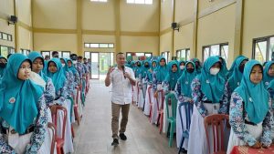Musyafa Musa, Ketua PWI Kabupaten Rembang mengisi Kelas Jurnalistik di SMP N I Pamotan, Kamis (15/12).