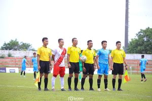 Wasit dari Rembang ketika memimpin pertandingan Liga 3. (Foto atas) Wasit Rembang saat memimpin final Nasdem Cup di Lapangan Mbesi, Rembang, tampak menggunakan alat bantu komunikasi.