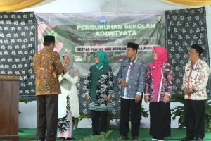 Bupati Rembang, Abdul Hafidz berbincang dengan 5 kepala sekolah yang sekolahnya meraih Adiwiyata Provinsi, Kamis (26/01).