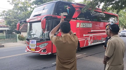 Pesan Dinpermades Rembang, Saat Melepas Kades Berangkat Demo Ke Jakarta