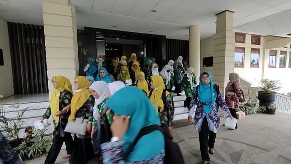 Padati Gedung DPRD, Mencuat Sejumlah Tuntutan Guru Non PNS