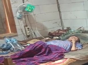 Rumah Mbah Kasnadi selesai dirombak, tampak ia terbaring di atas tempat tidur.