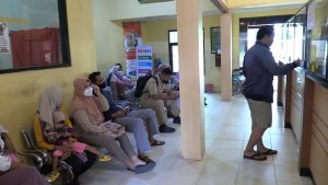 Warga mengurus e-KTP di kantor Dindukcapil Kabupaten Rembang.