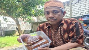 Abdullah Hamid menunjukkan sambel pecel Lasem yang akan dikirim ke Yaman. (Foto atas) Santri Indonesia di Yaman menikmati kuliner, memakai sambel pecel Lasem.