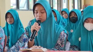 Fadilatul Ismiyah membaca kitab suci Alqur’an, dalam sebuah acara di sekolahnya, SMP N I Pamotan, baru-baru ini. 