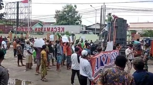 Berawal Dari Rencana Nanggap Orkes Adella Ditentang, Massa Nelayan Demo Tolak Intervensi