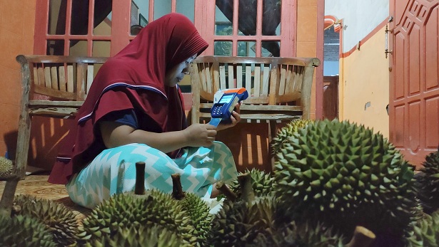 Meski Di Desa Puncak Gunung, Penjual Durian Ini Layani Pembayaran “Tinggal Gesek”