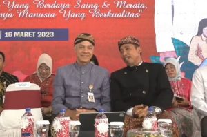 Gubernur Jawa Tengah, Ganjar Pranowo dan Bupati Rembang, Abdul Hafidz berbincang, di sela-sela kegiatan Musrenbang Wilayah se eks Karesidenan Pati, Kamis (16/03).
