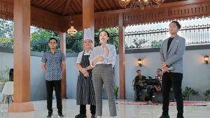 Manager Fave Hotel Rembang, Ziti Zahra mengenalkan squad tim. (Foto atas) Joglo Fave Hotel menyajikan menu spesial di bulan Ramadhan.