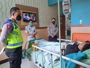 Pihak Satlantas Polres Rembang bersama pegawai Jasa Raharja mengunjungi korban kecelakaan Siti Nur Faizah, yang menjalani perawatan di RSUD dr. R. Soetrasno Rembang.