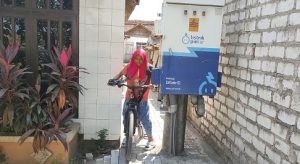 Warga di Desa Temperak Kecamatan Sarang, Kamis (23/03) melintas di jalan gang yang terhalang tiang listrik.