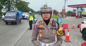 Kasat Lantas Polres Rembang, AKP Dwi Panji Lestari memantau lalu lintas di jalur Pantura Kaliori, perbatasan Rembang – Pati, Selasa (18/04).