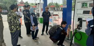Pengukuran ulang pengisian BBM di SPBU wilayah Kabupaten Rembang, menjelang arus mudik Lebaran, Kamis (06/04).